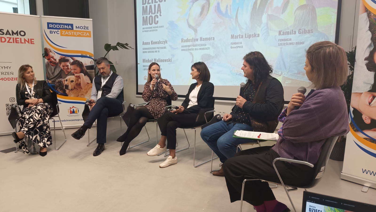 Marta Lipska - koordynatorka projektu samoDZIELNE wzięła udział w debacie, na której wymieniła się dobrymi praktykami, dzięk którym możemy pielęgnować i wspierać dobre strony dzieci z pieczy zastępczej